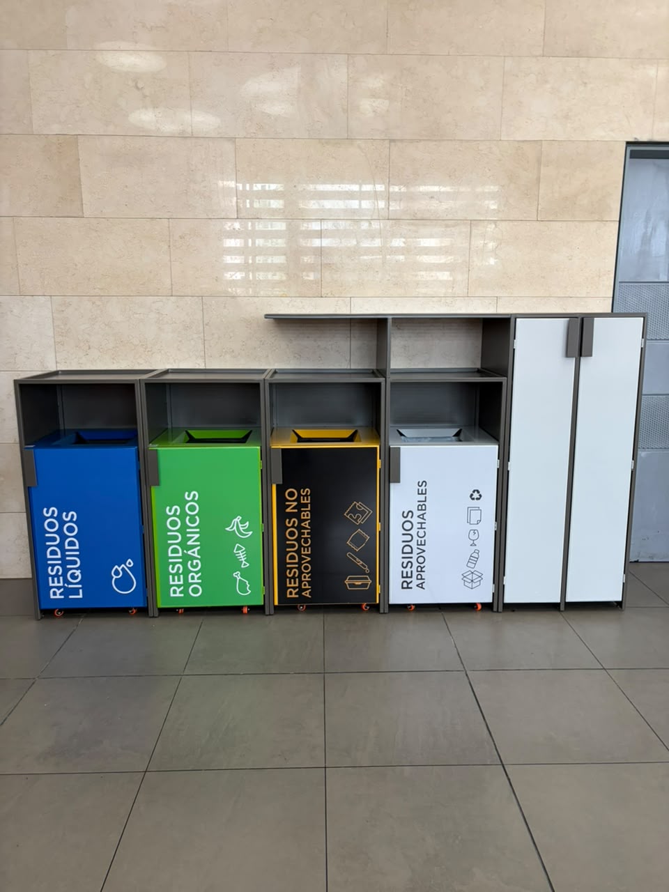 Estación de reciclaje por colores